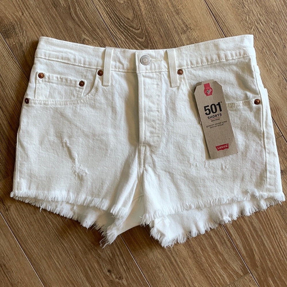 NWT white Levi shorts